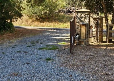 Dual swing gate, ranch style, Liftmaster actuator arms system replacement. We’ve removed an old Liftmaster miracle automatic gate actuator and put in new LA500 actuators with a new control box and a new KPW-5 keypad to work with it.